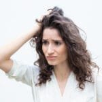 mujer-desesperada-pensativa-estresada-rascandose-cabeza