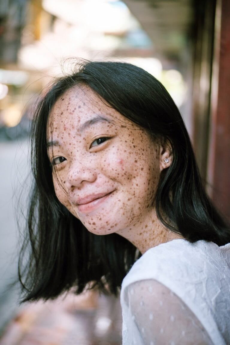 Mujer koreana sonriendo