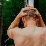 Una persona haciéndose un détox capilar
