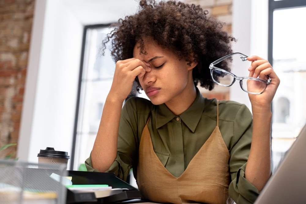 Una mujer empresaria con mucho estrés laboral que podría hacer caer el cabello