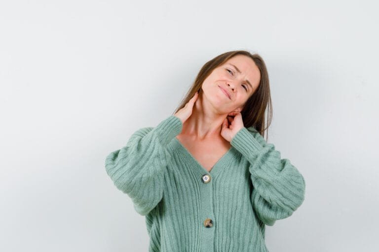 mujer-con-dolores-en-el-cuello