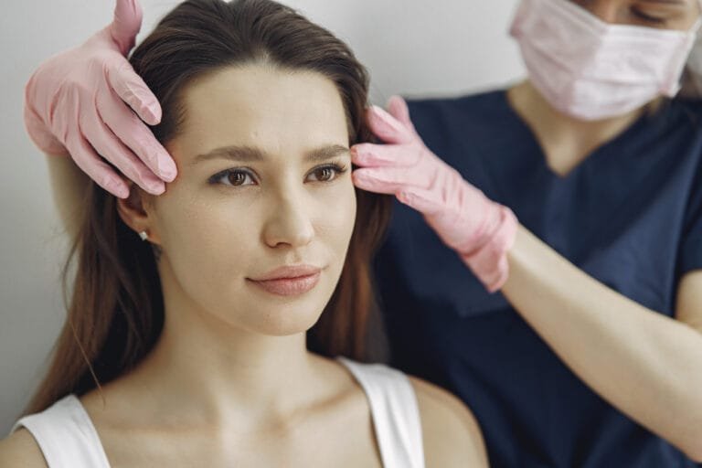 mujer-doctor-estudio-dematologo