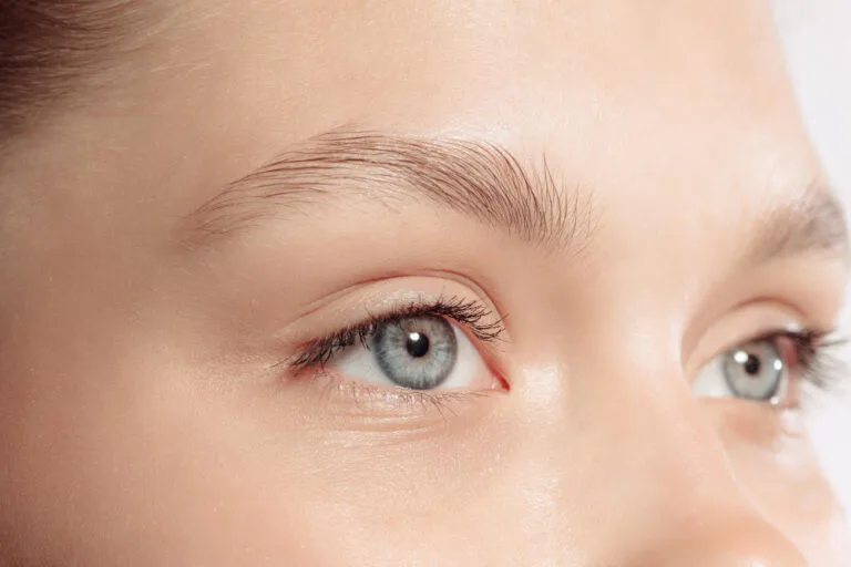 pocos-pelos-en-las-cejas