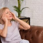 senora-con-menopausia-agarrandose-la-cabeza