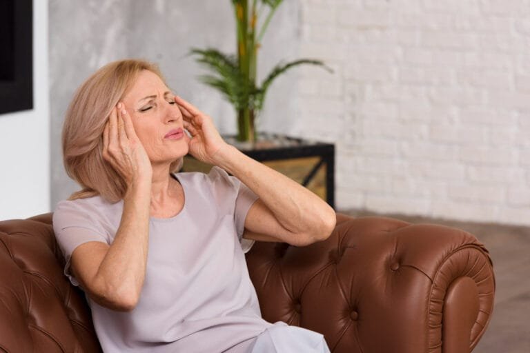 senora-con-menopausia-agarrandose-la-cabeza