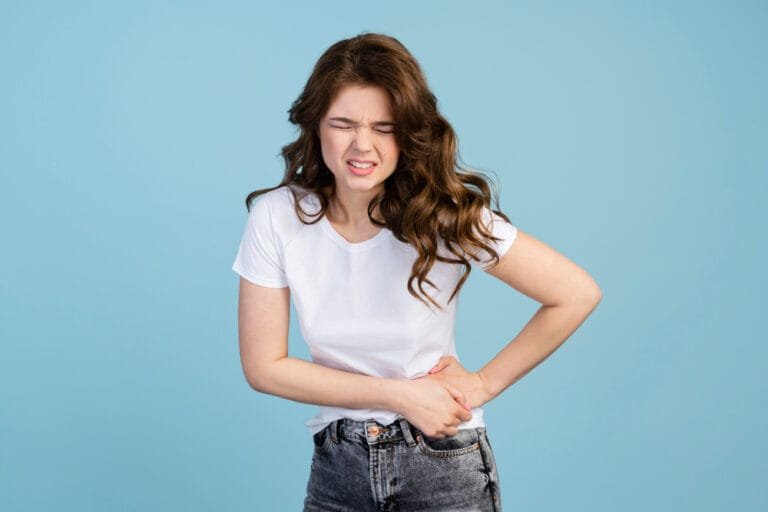 vista-frontal-mujer-teniendo-dolor